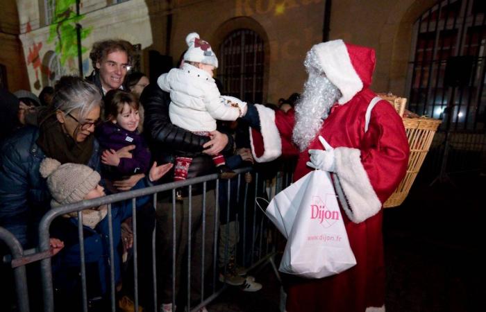 DIJON: Der Weihnachtsmann kommt vor 4.000 Menschen vom Turm Philippe le Bon herunter