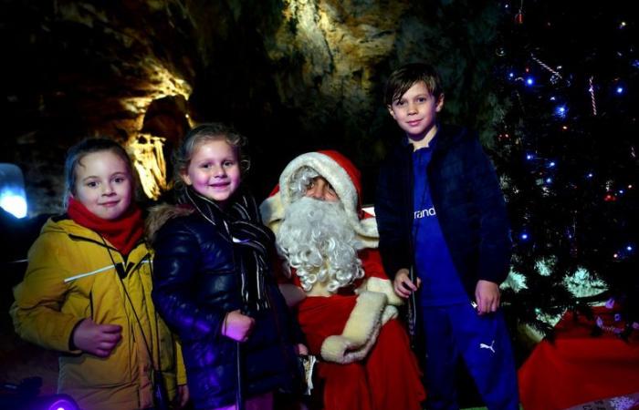 Bei Kerzenlicht erstrahlt die Trabuc-Höhle in ihren weihnachtlichen Farben