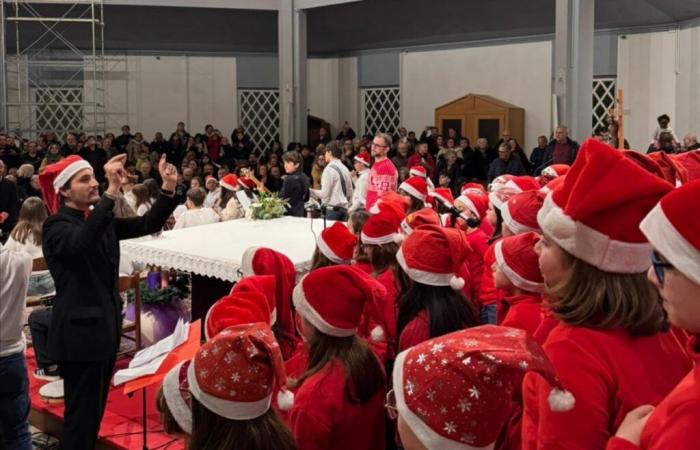 Der Chor der Grundschule Marconi-Sacchetti Sassetti verzaubert die Kirche von Quattro Strade