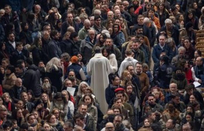 IN BILDERN. Tausende Menschen versammelten sich in Notre-Dame de Paris zu den ersten Weihnachtsmessen seit der Wiedereröffnung der Kathedrale