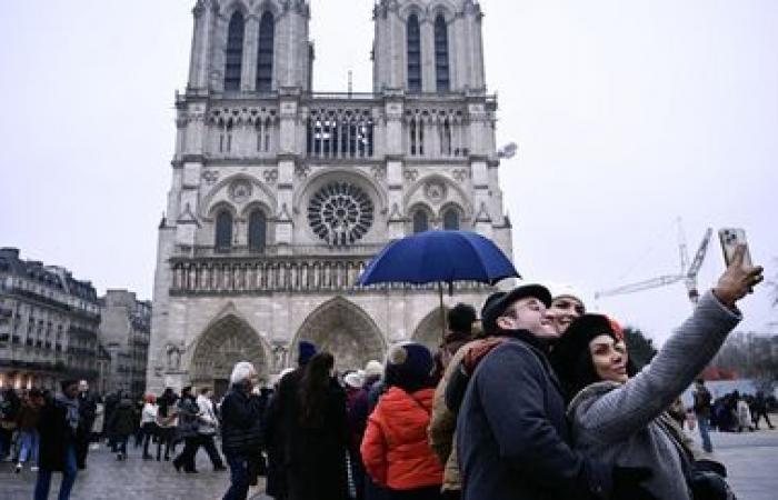 IN BILDERN. Tausende Menschen versammelten sich in Notre-Dame de Paris zu den ersten Weihnachtsmessen seit der Wiedereröffnung der Kathedrale