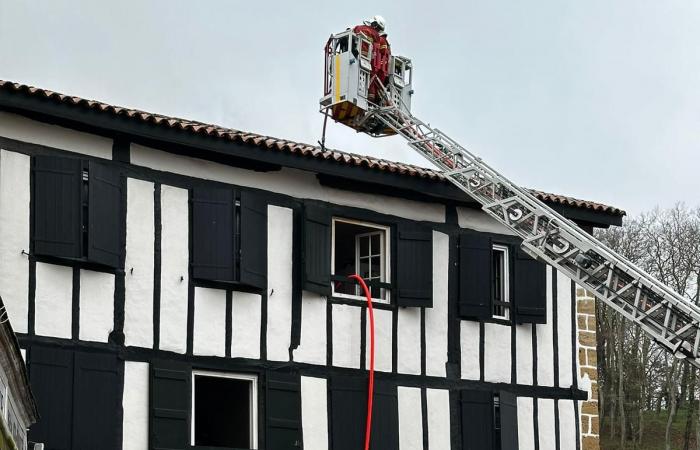 Ein Feuer zerstört einen Boden und das Dach des Hotel-Restaurants Le Monte Carlo in Bayonne