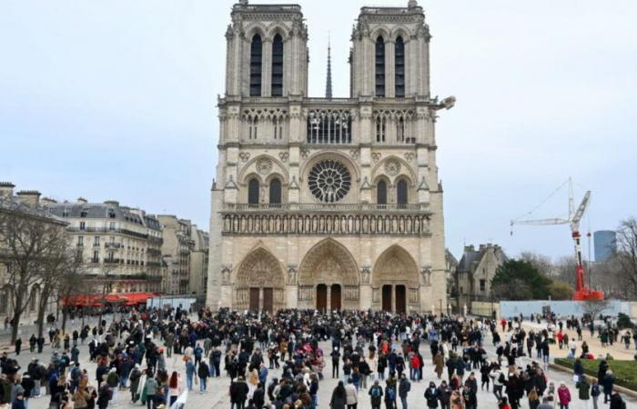 Paris. Zum ersten Mal seit dem Brand feiert Notre-Dame de Paris Weihnachten