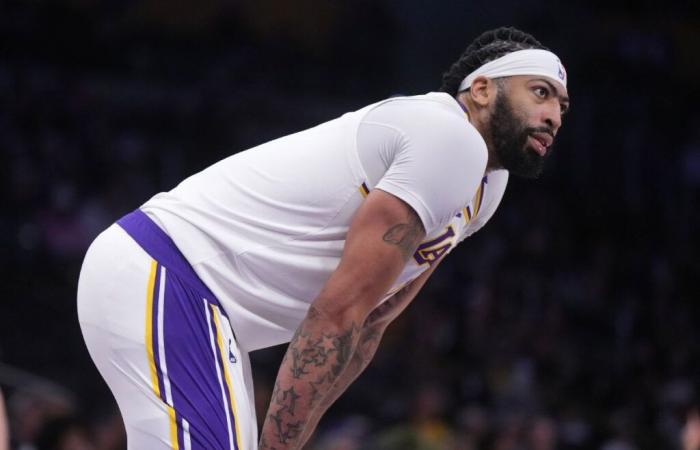 „Ich hoffe, die Verletzung ist nicht allzu schlimm“: Fans beten für Anthony Davis, nachdem das frühe Ausscheiden des Lakers-Stars gegen die Warriors ihr Weihnachtsfest ruiniert hat