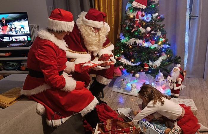 BERICHTERSTATTUNG. Hinter den Kulissen von Santas Rundgang: Er verteilt die Geschenke unter dem Baum