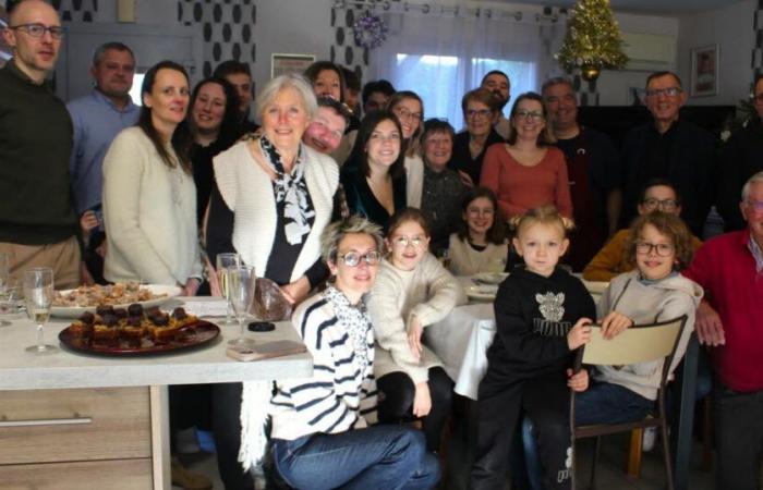 32 am Tisch, das Weihnachtsfest einer Großfamilie im Alter von 2 bis 72 Jahren