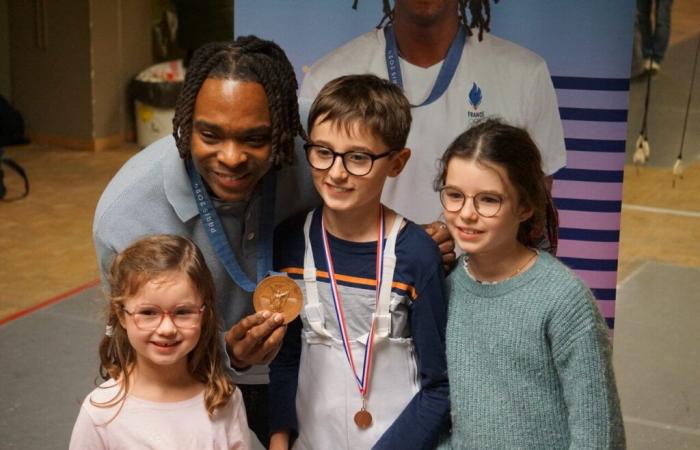 Der Fencing Circle feiert die olympische Medaille des Florettfechters Enzo Lefort