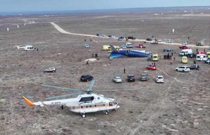 Flugzeug der Azerbaidschanischen Fluggesellschaft stürzt in Kasachstan in der Nähe der Stadt Aktau ab; 32 Menschen überlebten