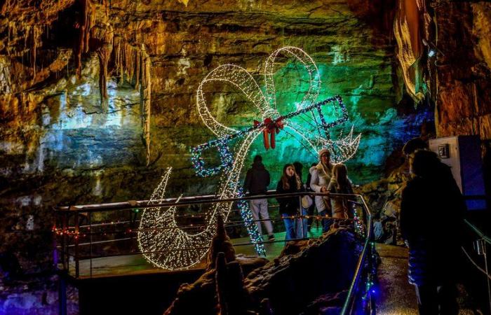 Bei Kerzenlicht erstrahlt die Trabuc-Höhle in ihren weihnachtlichen Farben