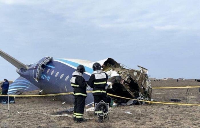 Flugzeug der Aserbaidschan Airlines stürzt in Kasachstan ab, rund 60 Menschen an Bord, mindestens 32 überleben