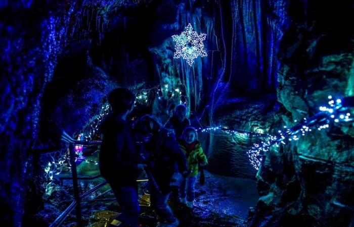 Bei Kerzenlicht erstrahlt die Trabuc-Höhle in ihren weihnachtlichen Farben