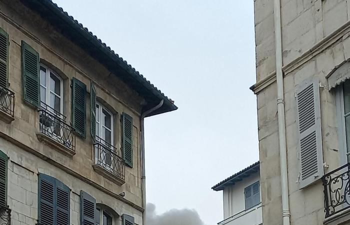 Ein Feuer zerstört einen Boden und das Dach des Hotel-Restaurants Le Monte Carlo in Bayonne