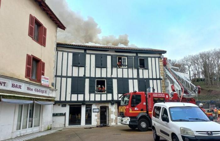 Ein Feuer zerstört einen Boden und das Dach des Hotel-Restaurants Le Monte Carlo in Bayonne