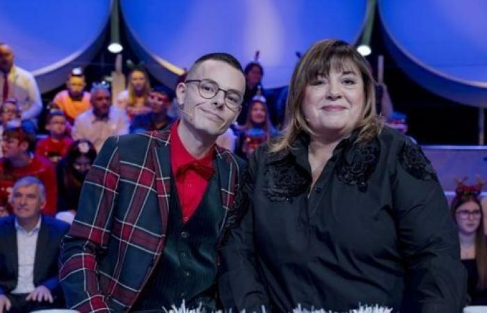 Publikum: „Les 12 coups de Noël“ führt im Niedergang auf TF1, große Punktzahl für „Le grand bêtisier“ auf C8, stärker als Élodie Gossuin auf M6