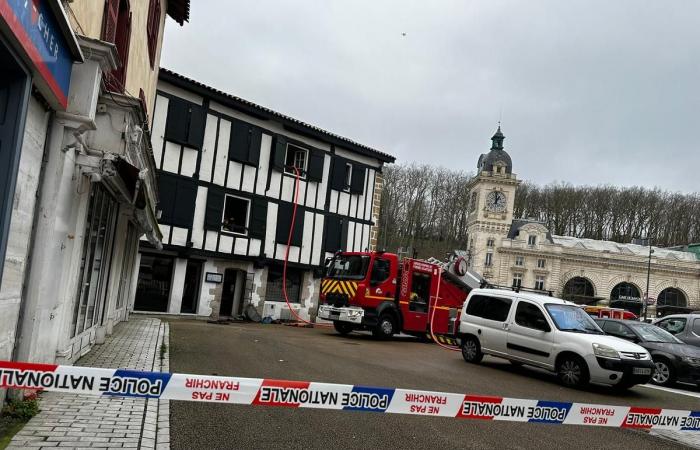 Ein Feuer zerstört einen Boden und das Dach des Hotel-Restaurants Le Monte Carlo in Bayonne