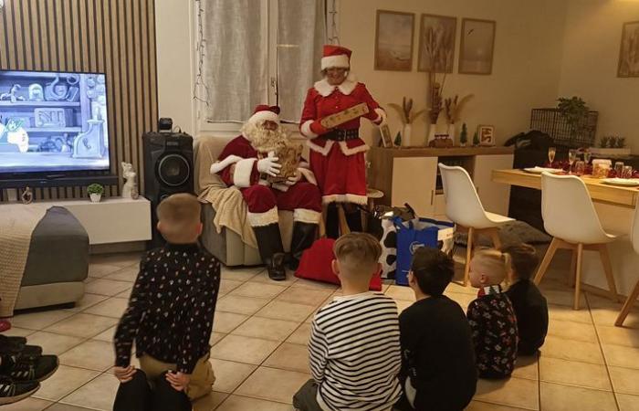 BERICHTERSTATTUNG. Hinter den Kulissen von Santas Rundgang: Er verteilt die Geschenke unter dem Baum