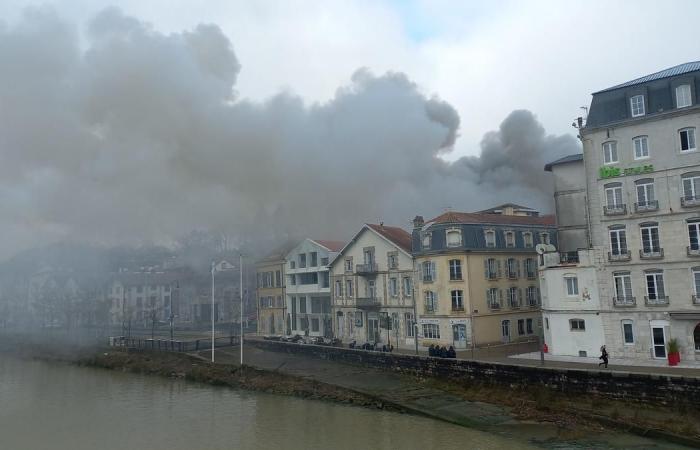 Ein Feuer zerstört einen Boden und das Dach des Hotel-Restaurants Le Monte Carlo in Bayonne