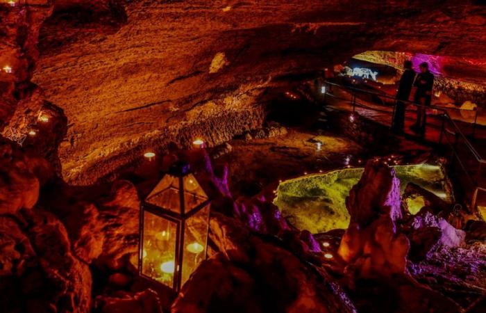 Bei Kerzenlicht erstrahlt die Trabuc-Höhle in ihren weihnachtlichen Farben