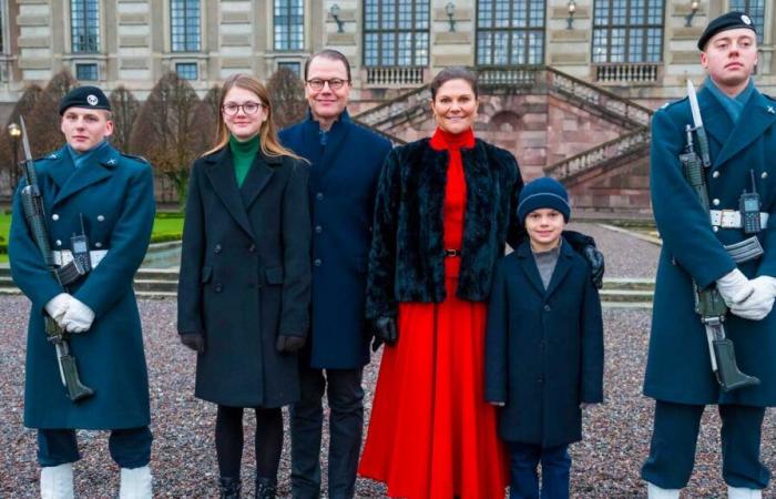 Schwedens Erbin-Familie trifft am Heiligabend Soldaten der Königlichen Garde