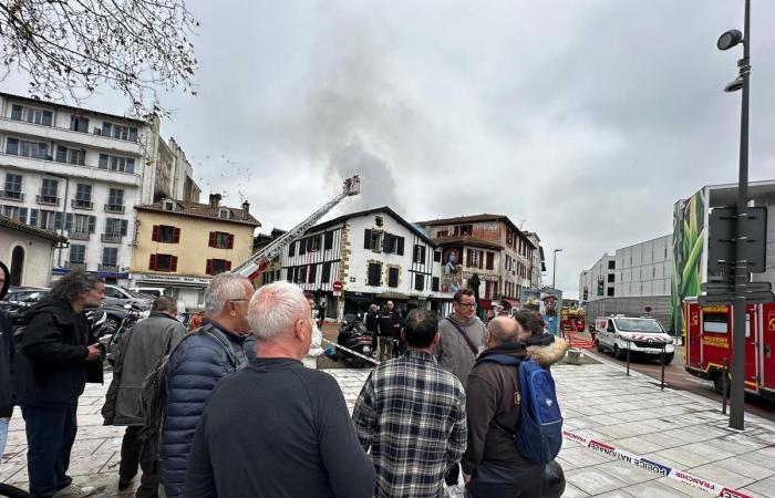 Ein Feuer zerstört einen Boden und das Dach des Hotel-Restaurants Le Monte Carlo in Bayonne