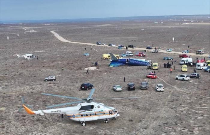 Flugzeug der Azerbaidschanischen Fluggesellschaft stürzt in Kasachstan in der Nähe der Stadt Aktau ab; 32 Menschen überlebten