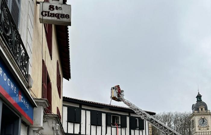 Ein Feuer zerstört einen Boden und das Dach des Hotel-Restaurants Le Monte Carlo in Bayonne