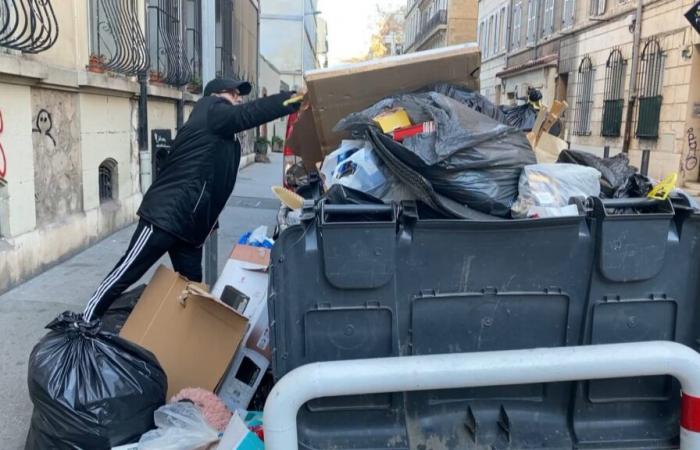 In Marseille sind am Tag nach Heiligabend die Mülltonnen überfüllt