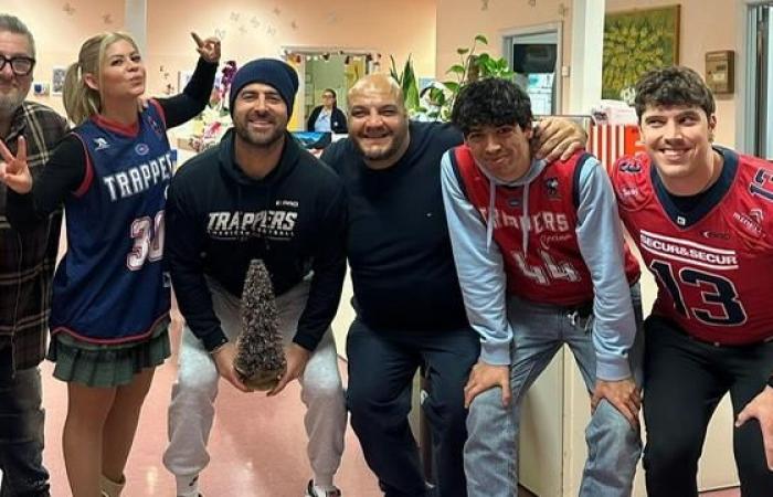 Cecina, American-Football-Spieler bringen Geschenke für Kinder in der Pädiatrie