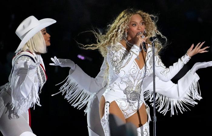 Beyoncés Finger-Pistolen-Geste während der NFL-Halbzeitshow löst bei Fans Witze aus