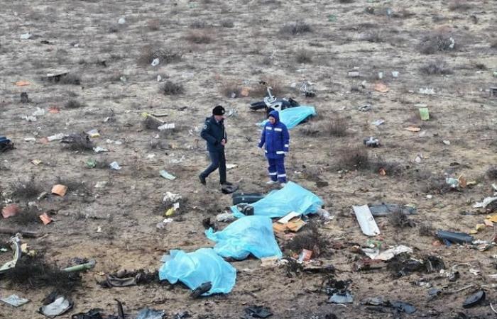 Flugzeug der Azerbaidschanischen Fluggesellschaft stürzt in Kasachstan in der Nähe der Stadt Aktau ab; 32 Menschen überlebten