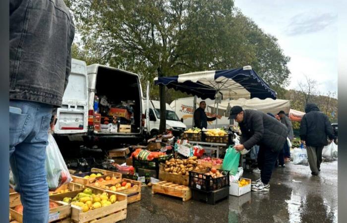 Händler waren verärgert über die Aufstellung von Straßenverkäufern neben dem Markt