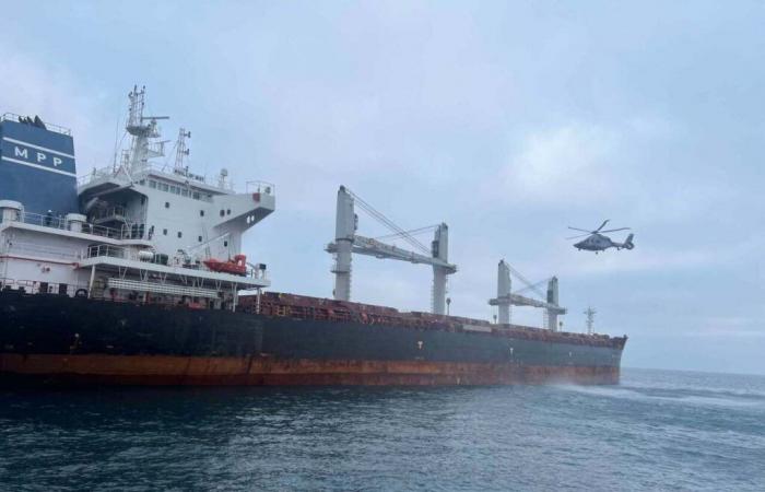 Auf einem Schiff vor der Küste von Cherbourg ist ein Feuer ausgebrochen