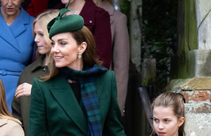 Kate Middleton und Prinzessin Charlotte koordinieren sich in grünen und blauen Tartanmustern für den Weihnachtsgottesdienst mit der britischen Königsfamilie