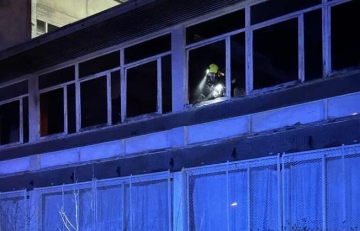 Im ehemaligen Jugendwohnheim, einem verlassenen Gebäude, bricht ein Feuer aus