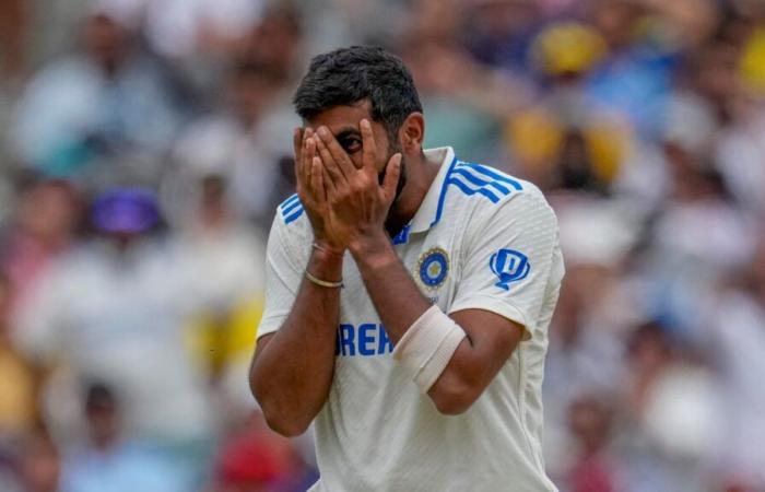 Jasprit Bumrah ist schockiert und verbirgt ungläubig sein Gesicht, nachdem Usman Khawajas Fehlschuss KL Rahul perfekt getroffen hat