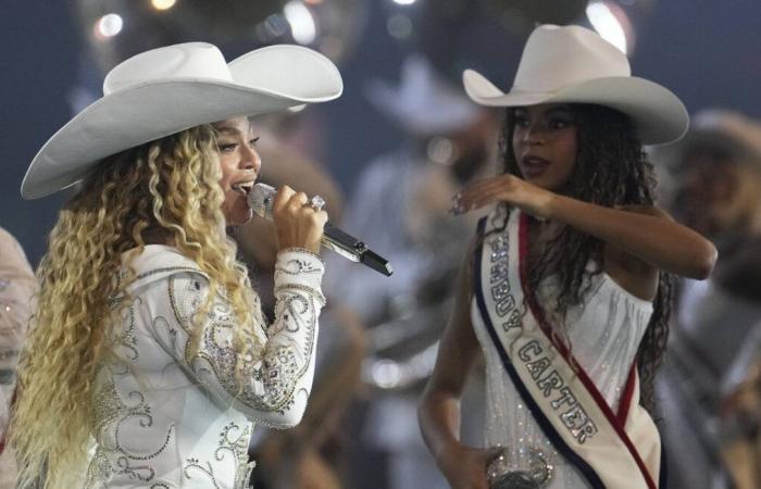 Beyoncé und ihre Tochter Blue Ivy erhellen die Bühne eines US-Footballspiels in Texas