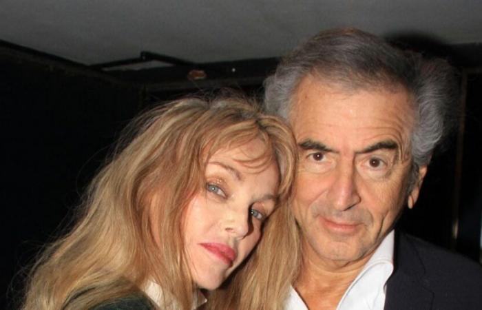 Bernard-Henri Lévy ist seit 30 Jahren ein atypisches Paar und verrät das Geheimnis seiner Beziehung mit Arielle Dombasle