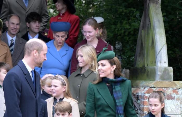 Kate Middleton und Prinzessin Charlotte koordinieren sich in grünen und blauen Tartanmustern für den Weihnachtsgottesdienst mit der britischen Königsfamilie