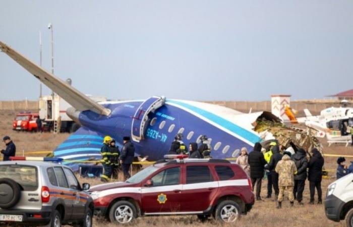 RTL Infos – „Es gab eine Explosion, das steht fest“: Flugzeugabsturz in Aserbaidschan wegen „Einmischung von außen“