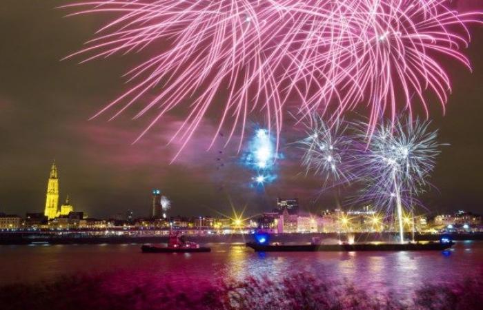 Antwerpen begrüßt das Jahr 2025 mit spektakulärem Feuerwerk über der Schelde (Antwerpen)