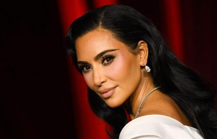 „Er würde es für die Familie kostenlos tun, aber er wird dafür bezahlt“: Kim Kardashians lustige Tradition für ihre Kinder zu Weihnachten