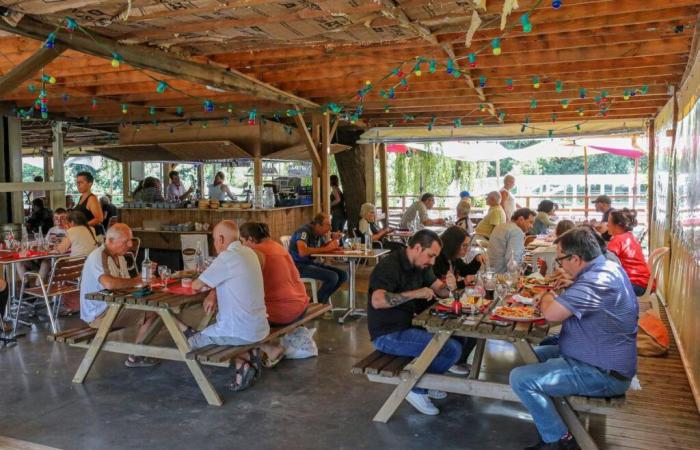 Der kleine Zug in Angoulême ist vorbei. La Guinguette de Fléac, das Restaurant und Freizeitaktivitäten am Fluss