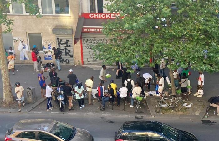 im Château d’Eau, „ein auffälliger Kontrast“, da Geschäfte gezwungen sind, um 20 Uhr zu schließen.