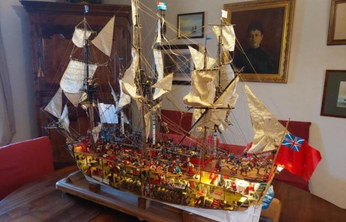 IN BILDERN. In Dinan erwecken seine Miniaturen die Marine des 18. Jahrhunderts zum Leben und „ihren Mut“ an Bord.