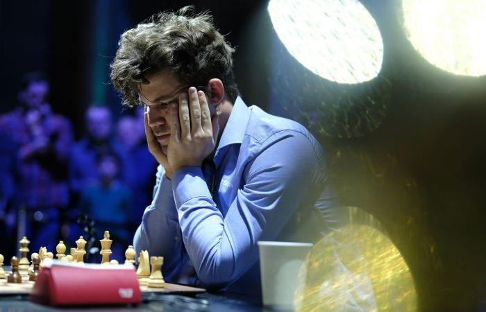 Magnus Carlsen verlässt die Schnellschach- und Blitz-Weltmeisterschaften, nachdem er sich geweigert hat, die Jeans auszuziehen