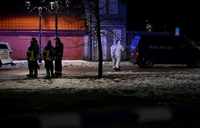 Schießerei in einem Restaurant fordert mindestens zehn Tote, Verdächtiger auf der Flucht