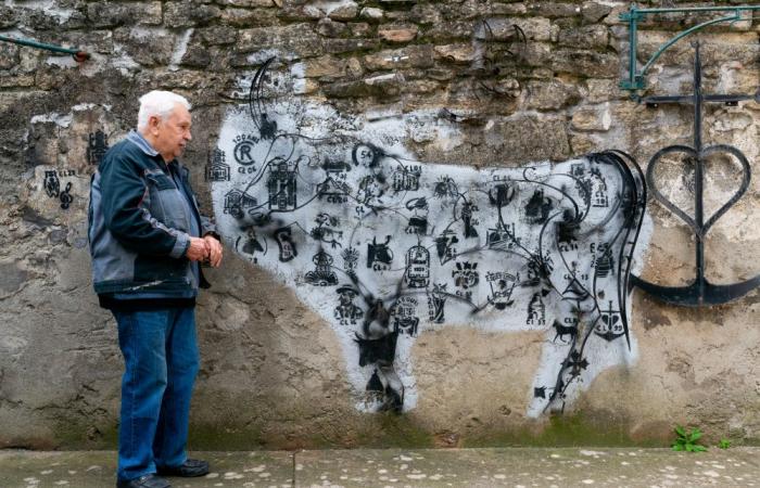 Empègue, wenn Bouvine auf die Mauern von Dörfern von Petite Camargue bis Vaunage gemalt wird