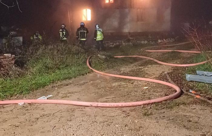 „Sie steht vor dem Nichts“: Das in der Silvesternacht völlig zerstörte Haus aus Holz und Stroh