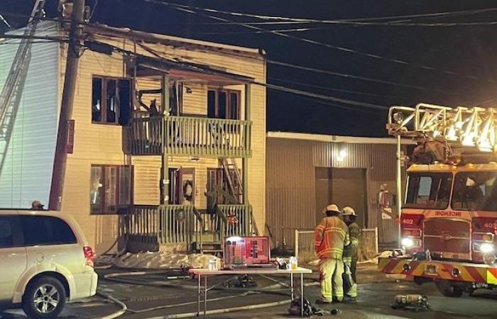 Bei einem Brand in einem Wohnhaus in Laval ist ein Mensch verletzt