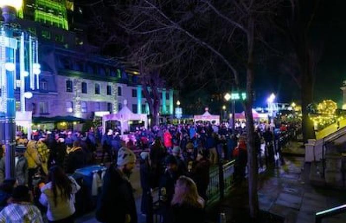 [EN IMAGES] Neujahr in Quebec: Tausende Einheimische und Touristen feiern zu den Klängen der Smiling Bottine